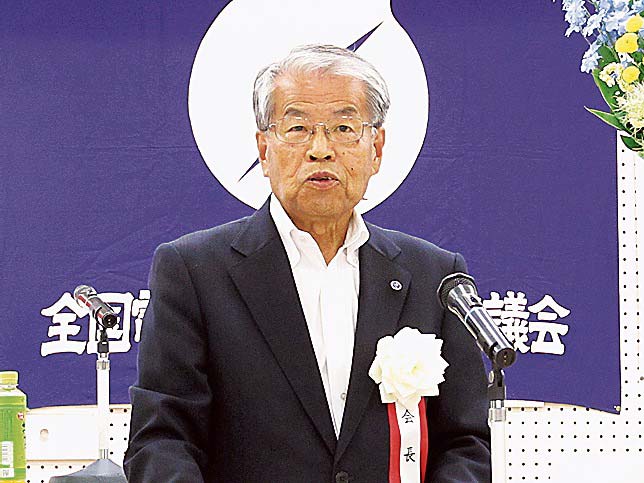 あいさつする巽会長