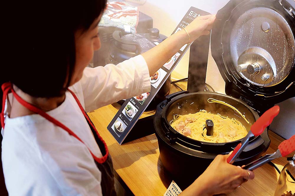 「オートクッカーが好き」という麗さんがランチを作って振る舞った