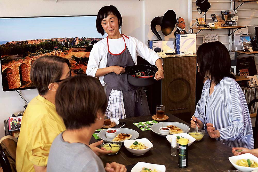 講座の最後のランチタイムでは、調理家電の説明もした麗さん