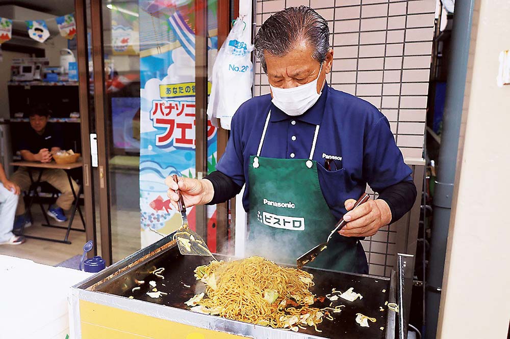 孝夫会長が店先で焼きそばを作りお客に振る舞った