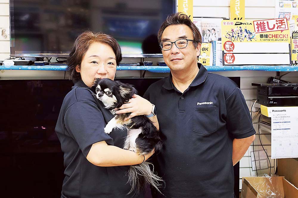 左から淳子さん、看板犬ののあちゃん、吉田社長