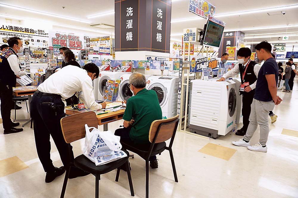 オープン当日ににぎわうエディオン王寺駅前店