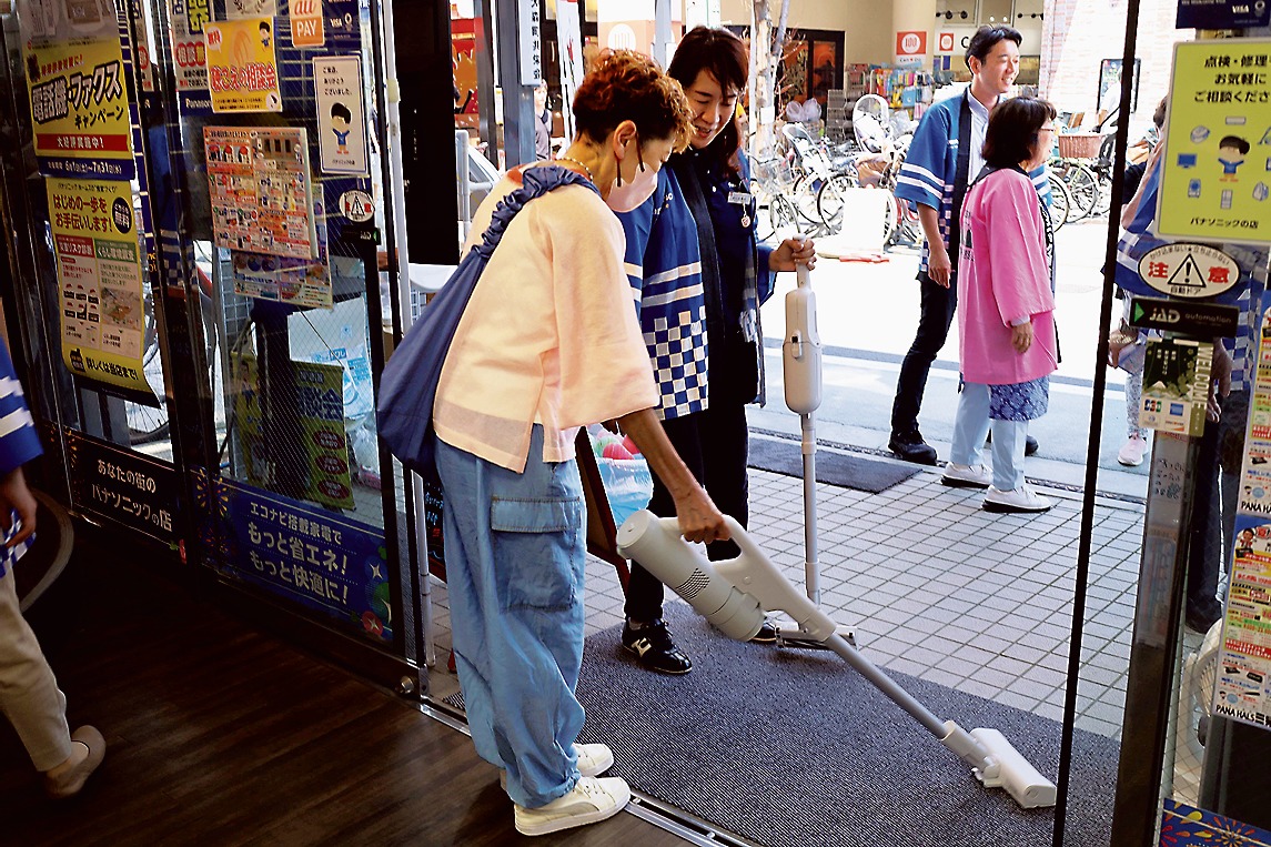 フェア期間中、スティック掃除機を試す来店客の姿もあった