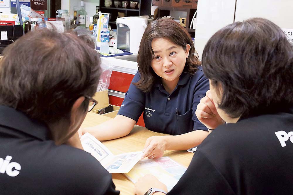 レンズ付きフィルムで普段のエルクの様子を映し出した進藤さん