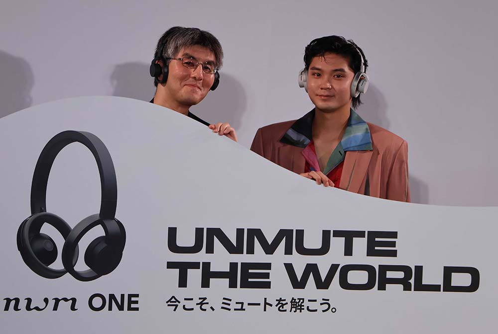 「nwm ONE」を装着した坂井社長（左）とアンバサダーの磯村勇斗さん