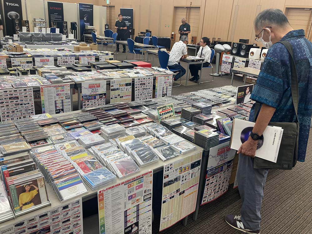 中古レコードなどソフトも充実