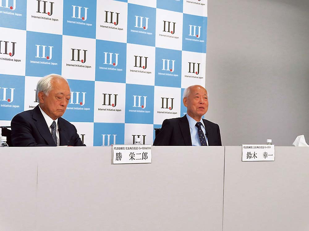 先に行われた決算会見での鈴木幸一会長（右）と勝栄二郎社長