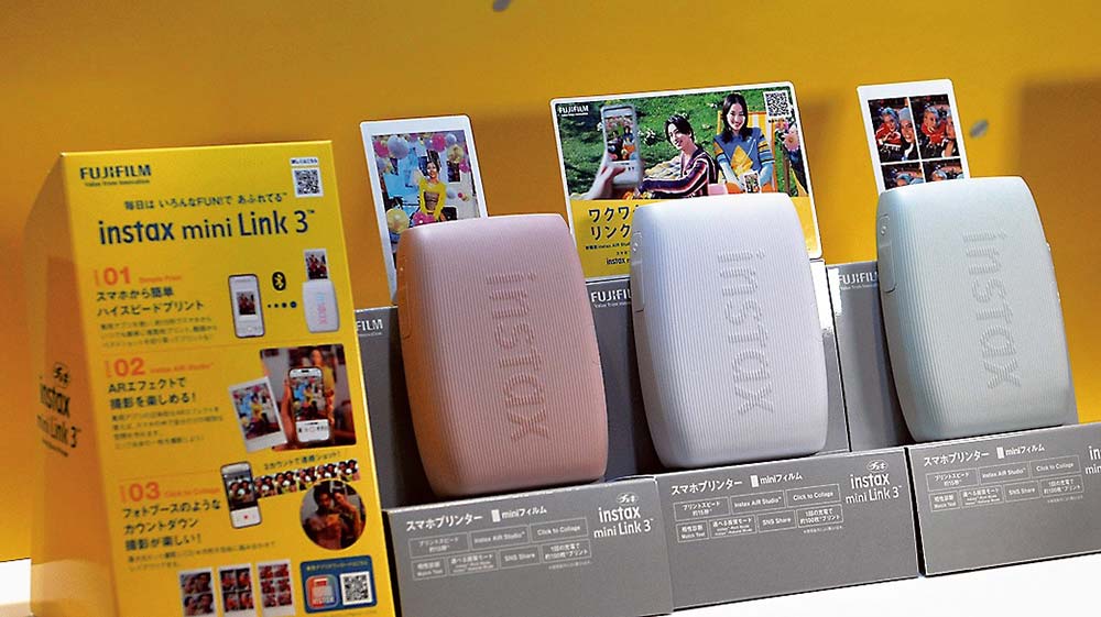 カラフルな3色の「instax mini Link 3」本体