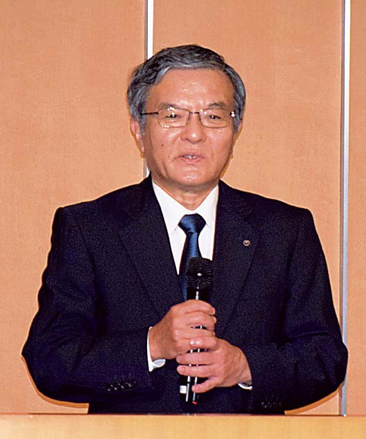 あいさつするNTTの島田社長