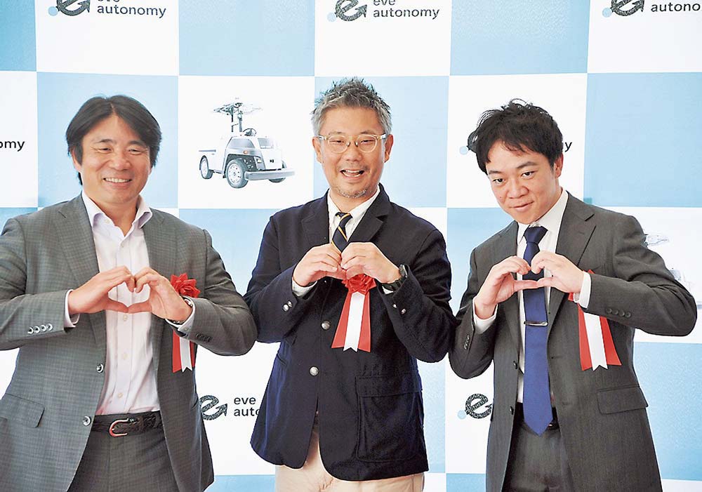 （左から）ヤマハ発動機の青田本部長、星野代表取締役CEO、ティアフォーの加藤CEO兼CTO