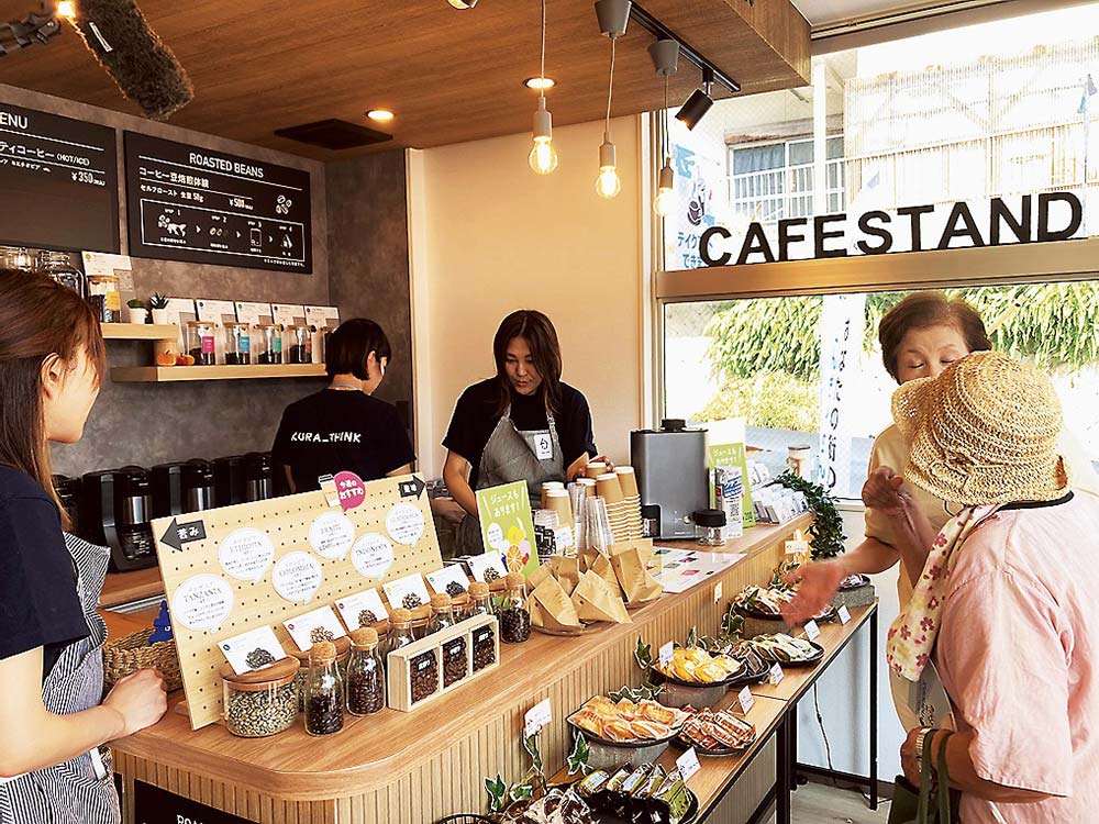 入り口からすぐにカフェスペースを設置