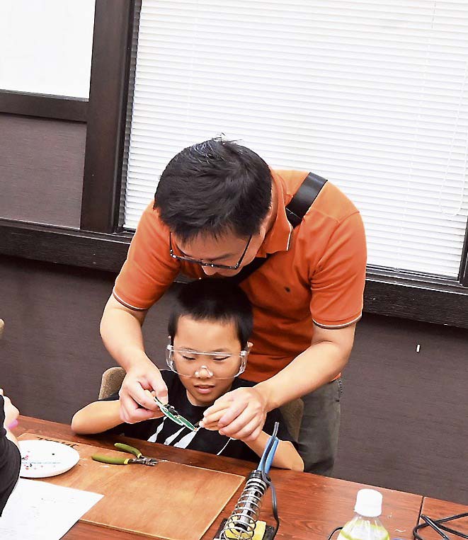 子どもらが電子工作に挑戦