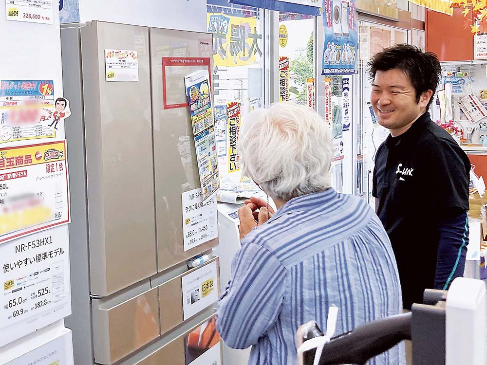 冷蔵庫の相談に乗る彰平社長