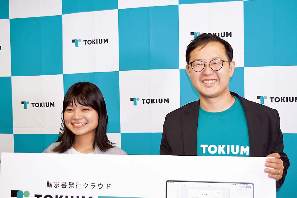 TOKIUMの黒﨑代表取締役（右）と綿引さん＝17日、東京都中央区