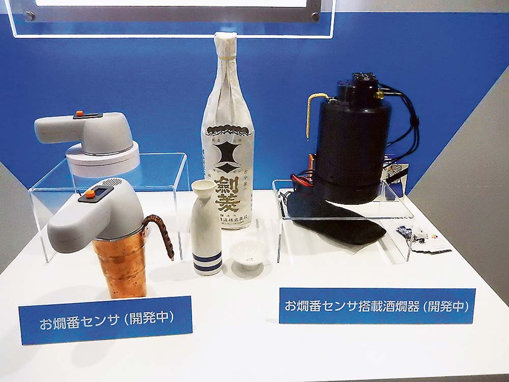 I-PEXが開発中の「お燗番センサ」と同センサーを搭載した酒燗器