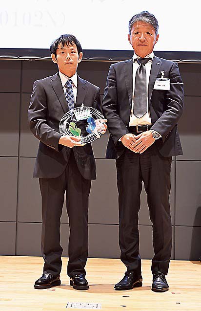 サービスパートナー部門優勝の六甲サービスセンター・安部氏（左）とエプソン販売の栗林社長