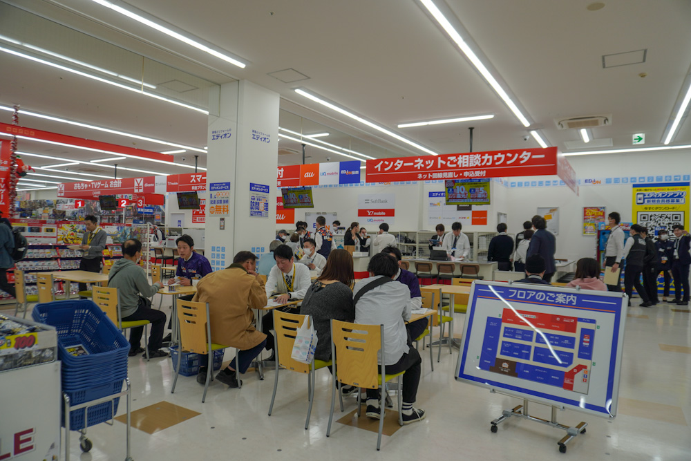 オープン直後からにぎわう店内