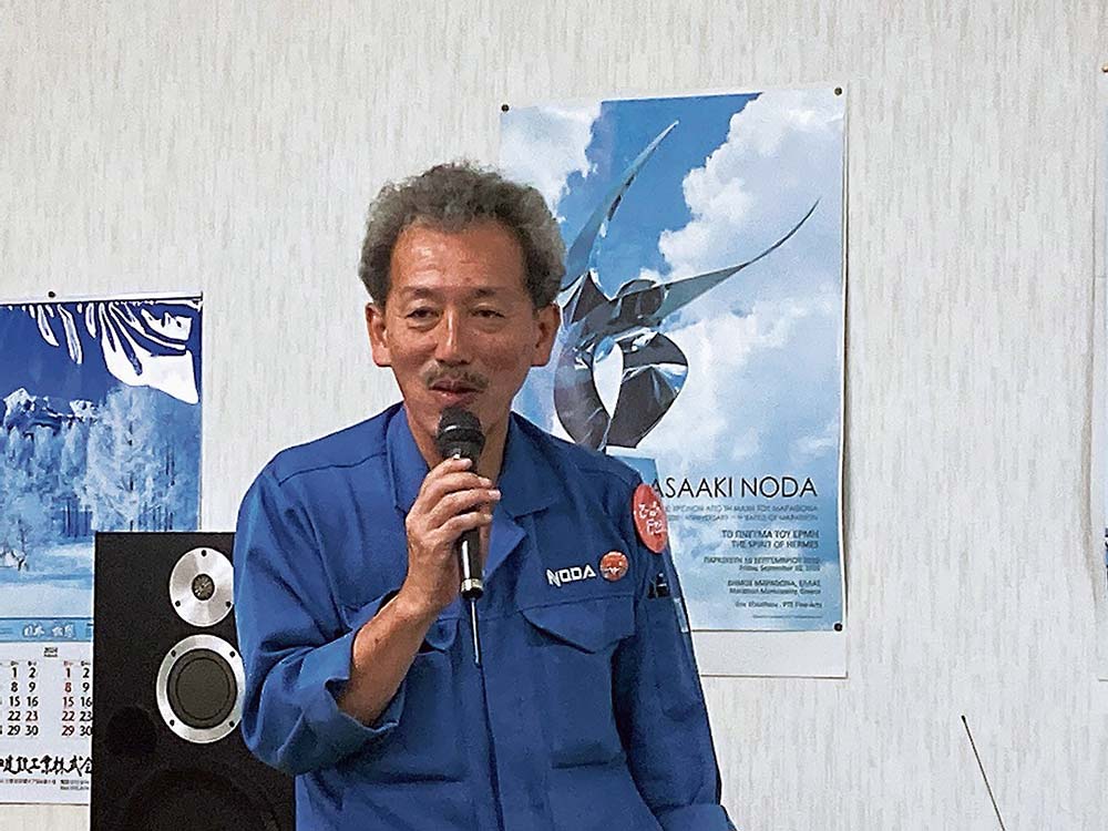 説明する山本社長