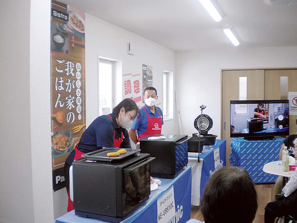 調理家電などを実演した体感型の提案をする店も増えた（写真は松本テレビ商会）