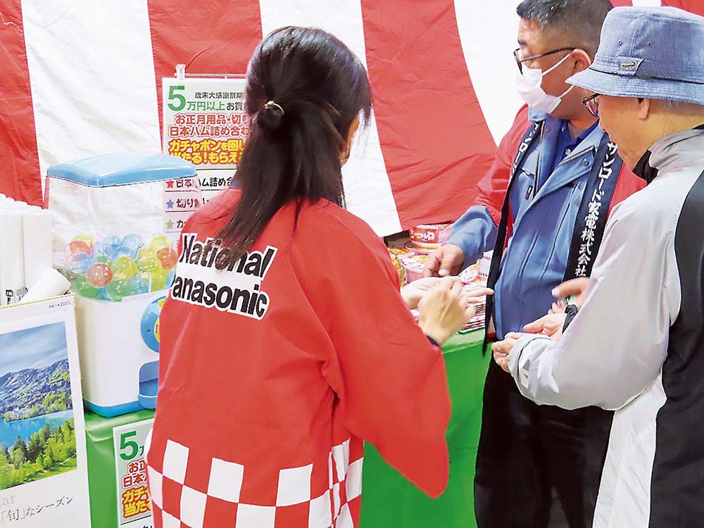 カプセルトイ販売機を楽しむ来店客