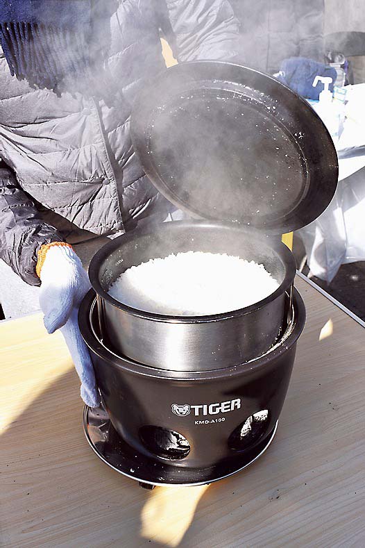 新聞紙だけでおいしく炊きたてのご飯を味わえる