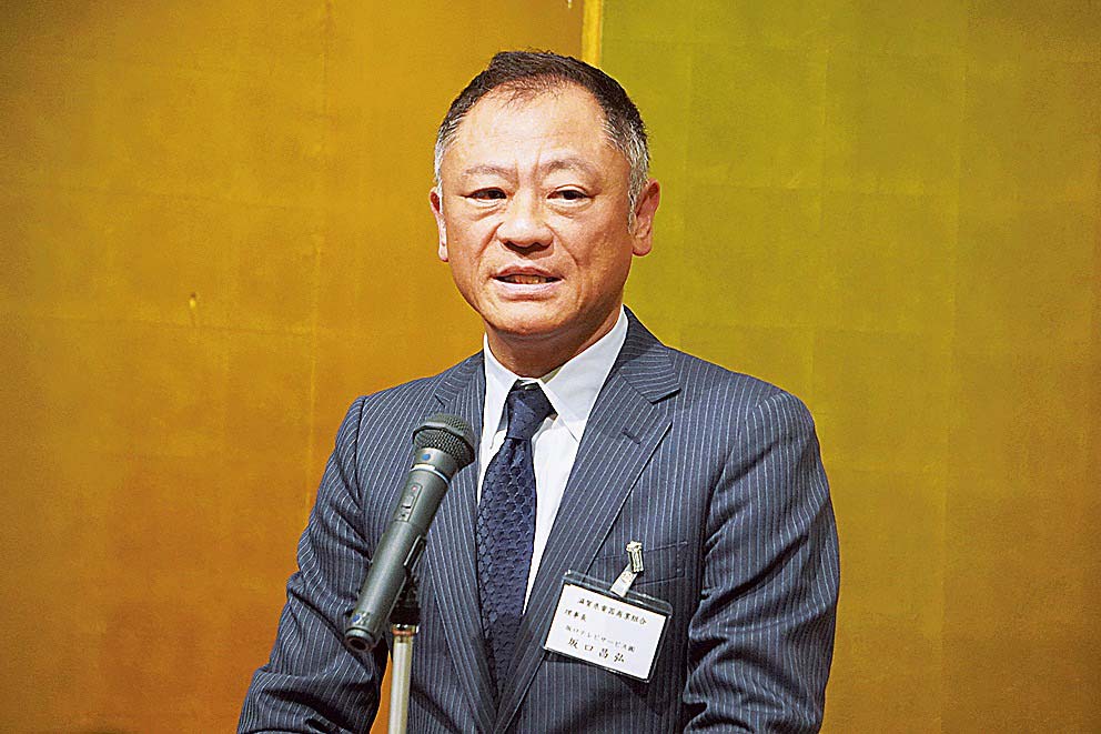 あいさつする坂口理事長