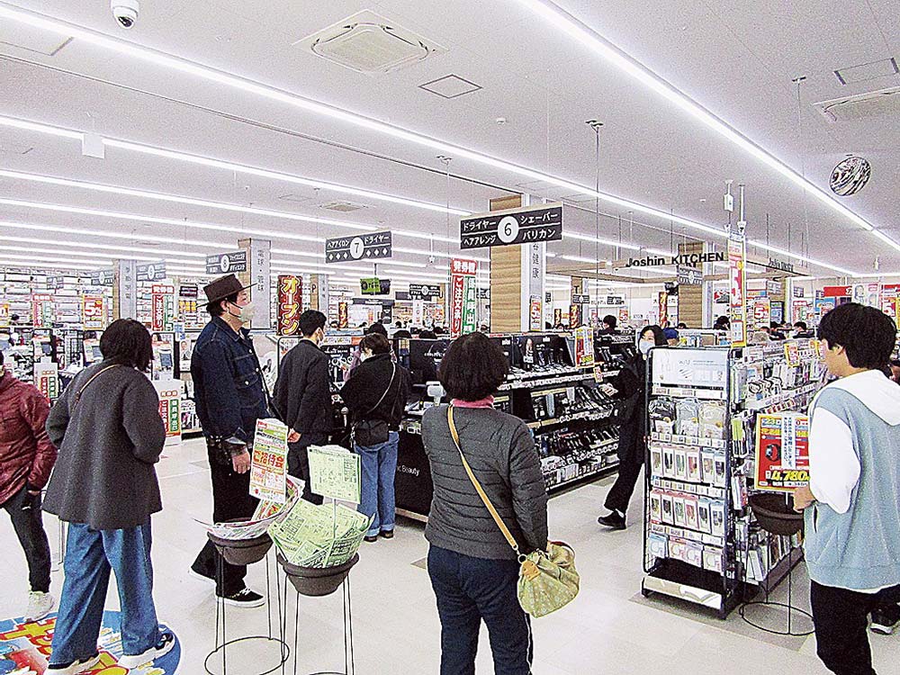 開店当日のにぎわう店内