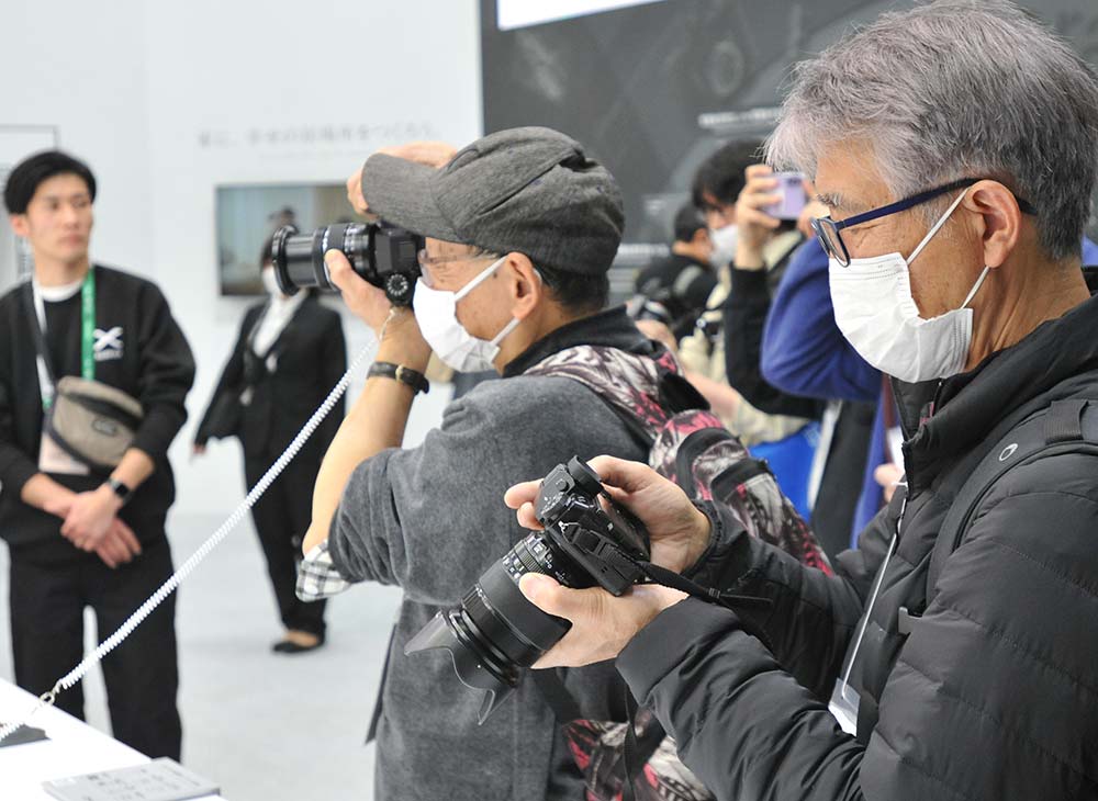 実機を手にモデル撮影も人気（富士フイルムブース）