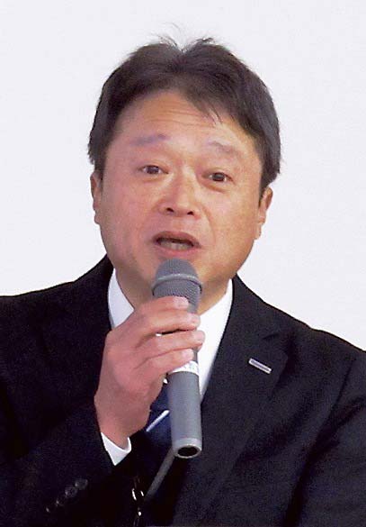 あいさつする松田学院長