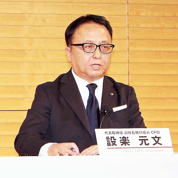 説明する設楽副社長 CFO