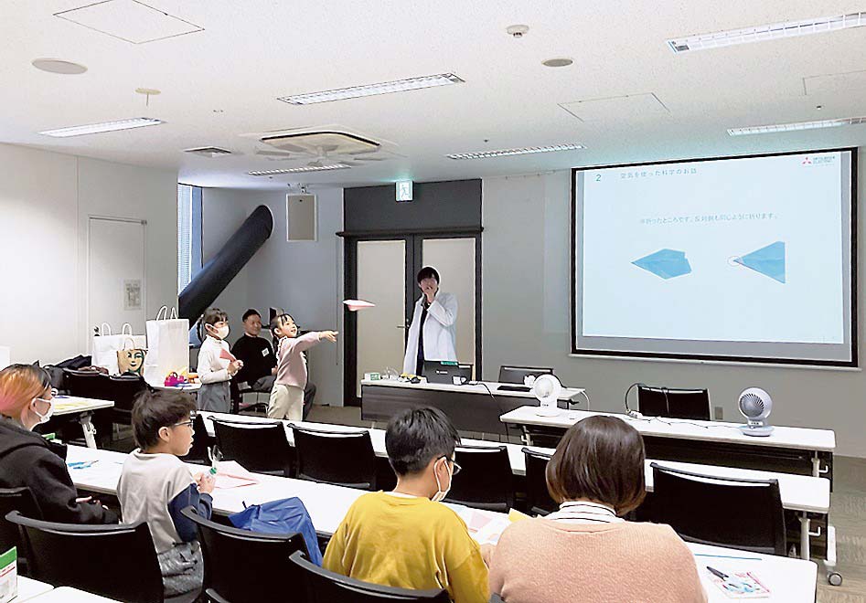 紙飛行機で空気の性質を学んだ