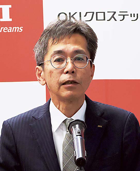 冨澤社長＝18日、東京都中央区