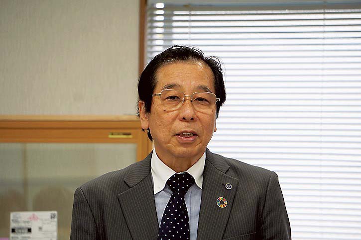 あいさつする河村理事長