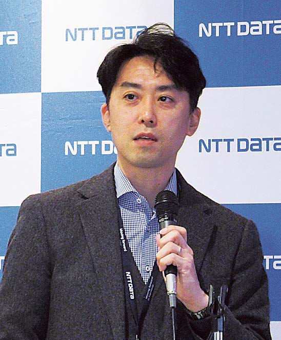 NTTデータの渋谷部長＝6日、東京都江東区