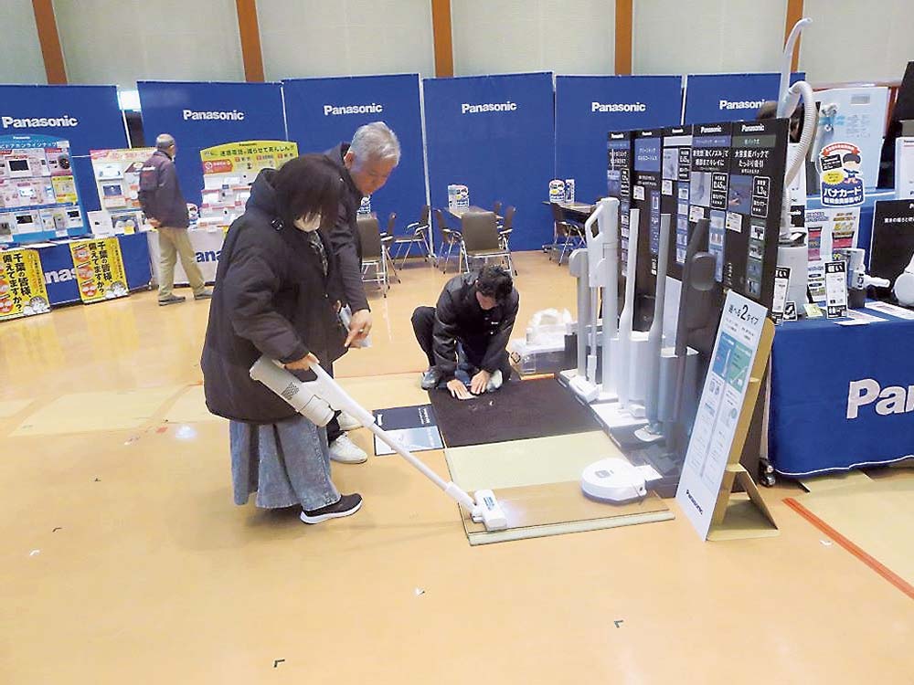 掃除機を体験する来場客