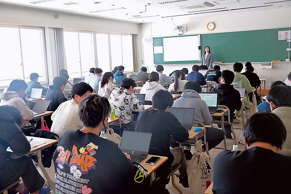 UXを学ぶ授業の様子＝函館工業高等専門学校（北海道函館市）