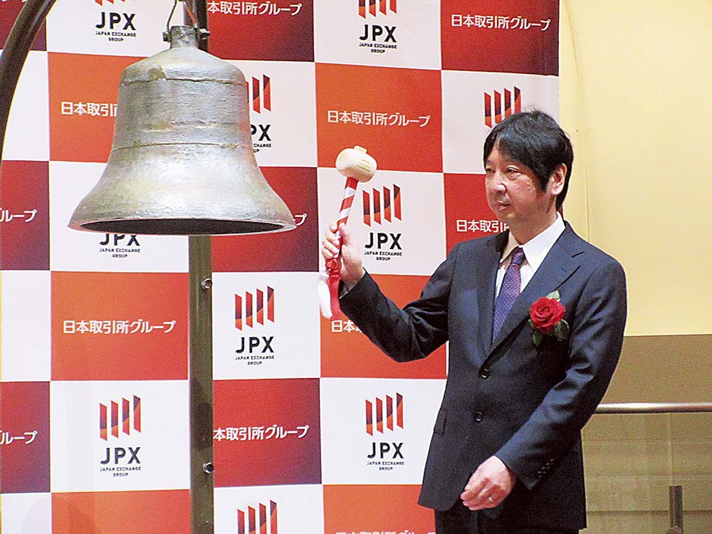 JX金属の林社長＝19日、東京都