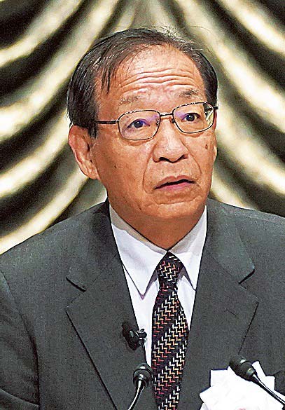 記念式典であいさつする稲葉会長