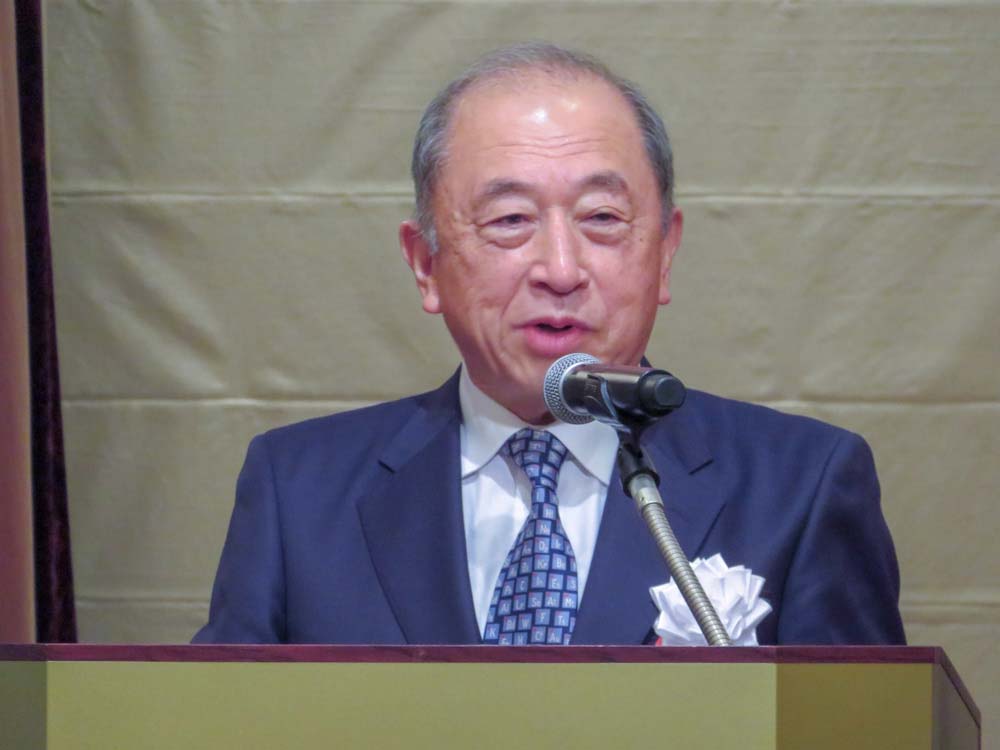 あいさつする長谷川理事長