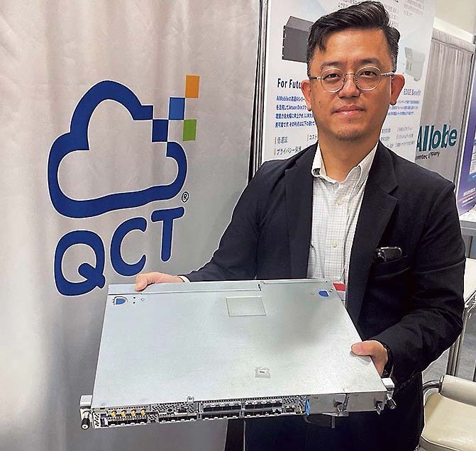 QCTの目玉サーバー「QuantaEdge EGX88D-1U」を紹介する陳さん