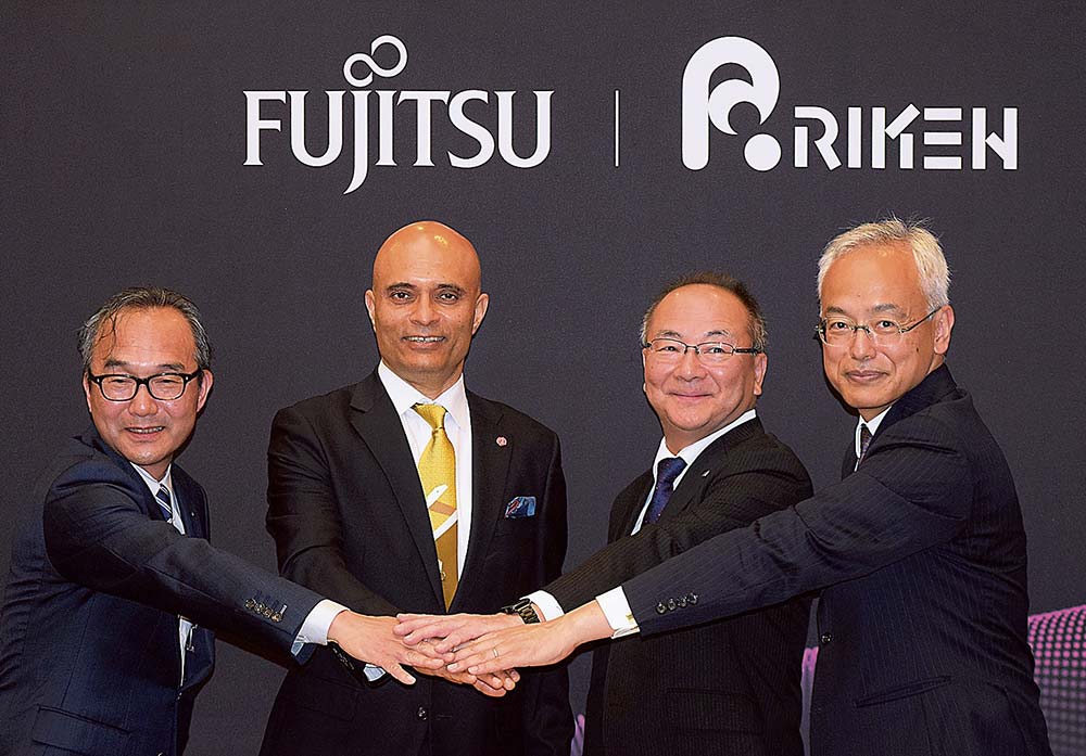 富士通の佐藤氏、ヴィヴェック・マハジャン副社長、理研の川﨑雅司理事、中村氏（左から）