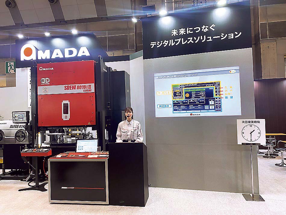 展示製品のプレゼンテーションには多くの来場者が耳を傾けた