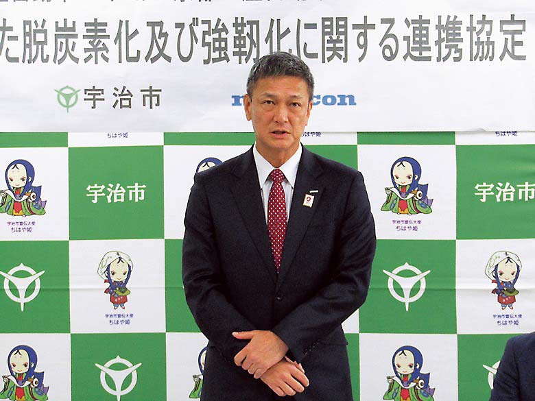 あいさつする森社長