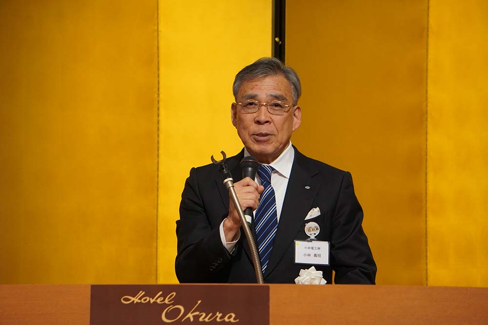 あいさつする小林理事長