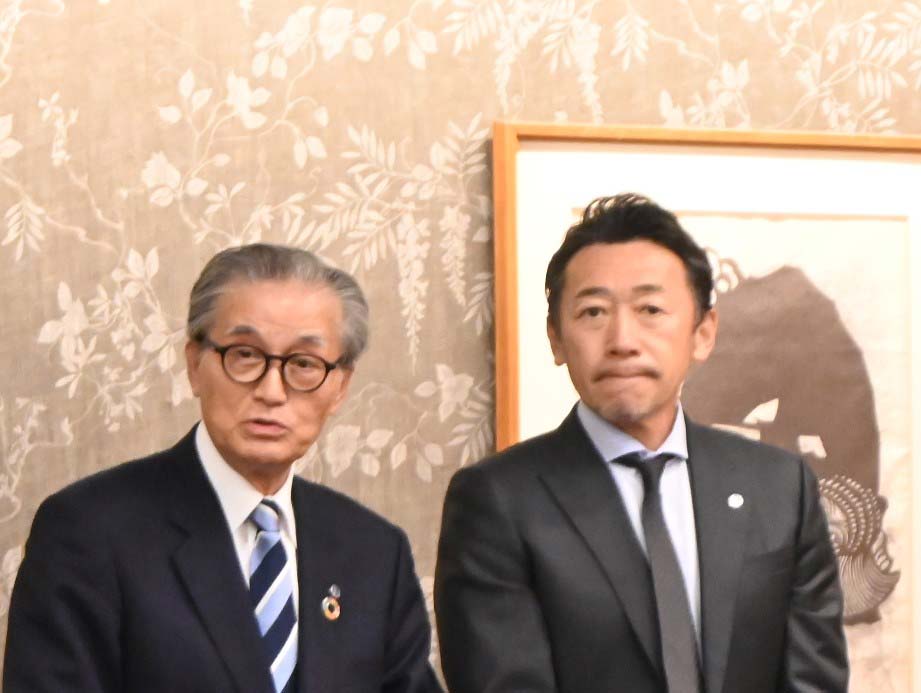 新任の丹羽理事長（右）と伊藤前理事長