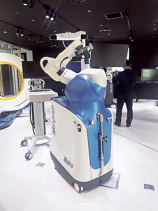主力製品の一つ、整形外科手術支援ロボ「Mako」