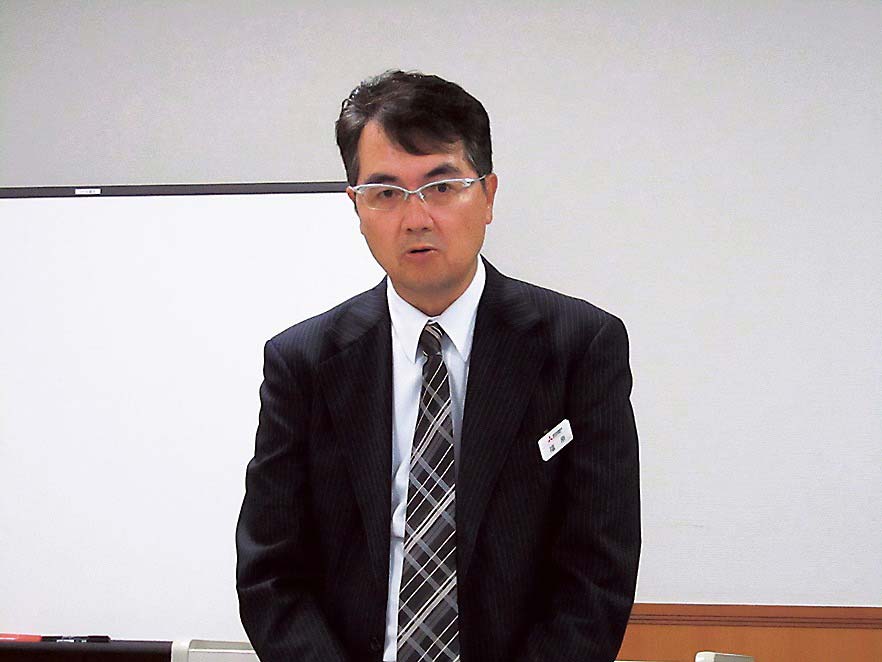 あいさつする福原営業副本部長
