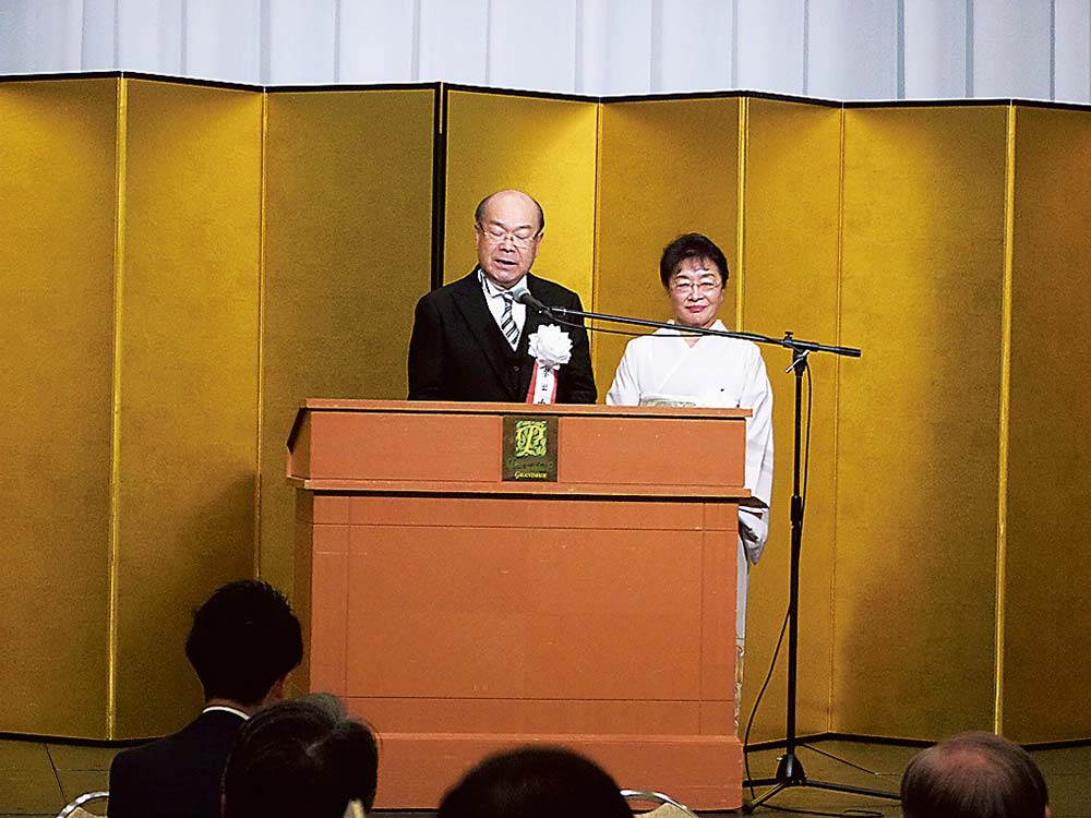謝辞を述べる峯田氏と洋子夫人
