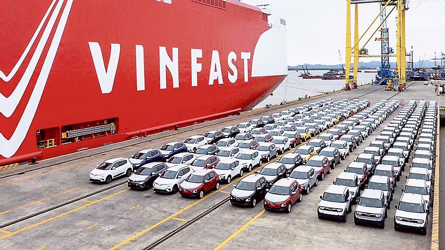 インドネシアの港に着いたビンファストの車両
