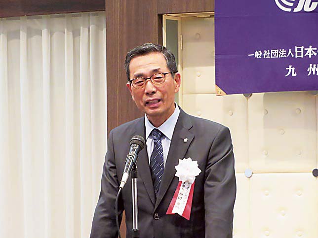 あいさつする柴田支部長